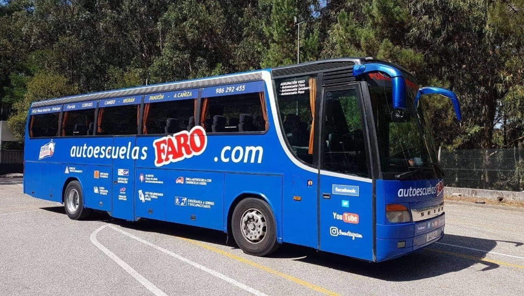 Vehículo de prácticas de Autoescuelas Faro para el permiso D en Vigo