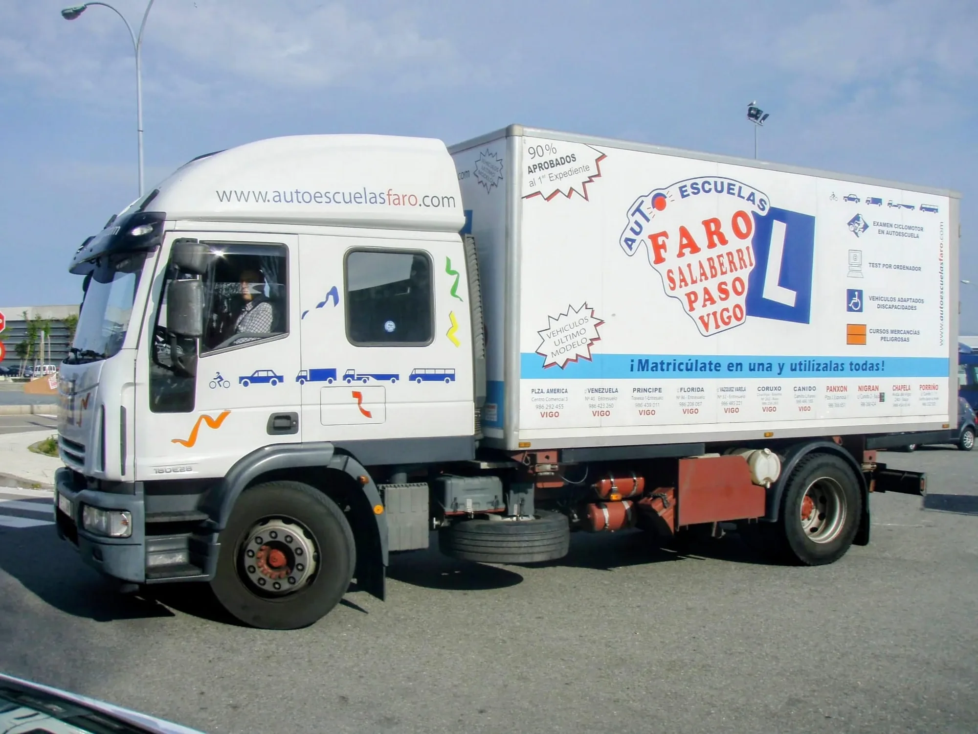 Vehículo de prácticas de Autoescuelas Faro para el permiso C en Vigo